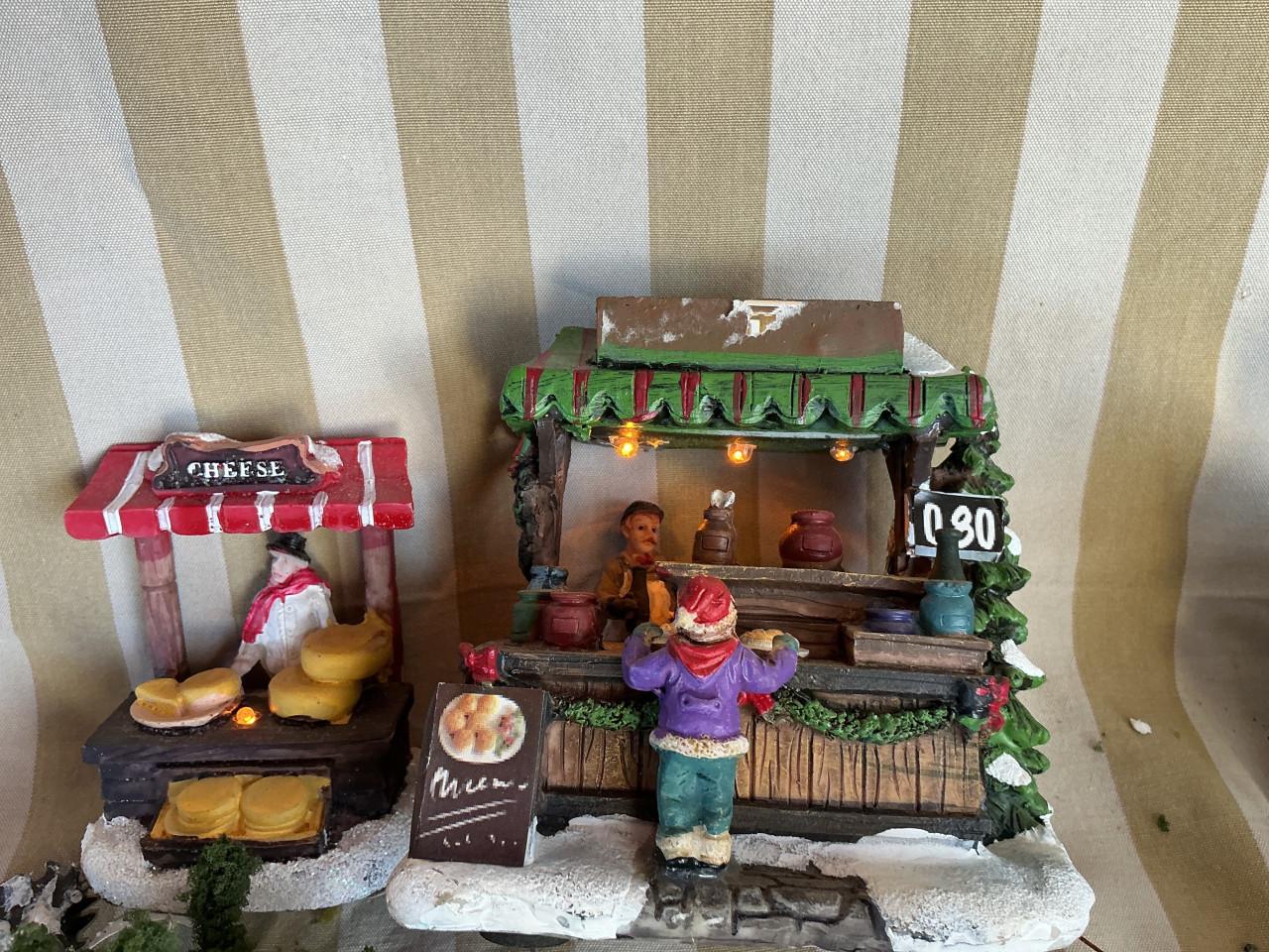 Miniatuur huisjes en sneeuwpret tableau en spoorwegstation