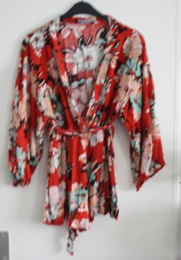 Korte jumpsuit rood met bloemen print  maat s