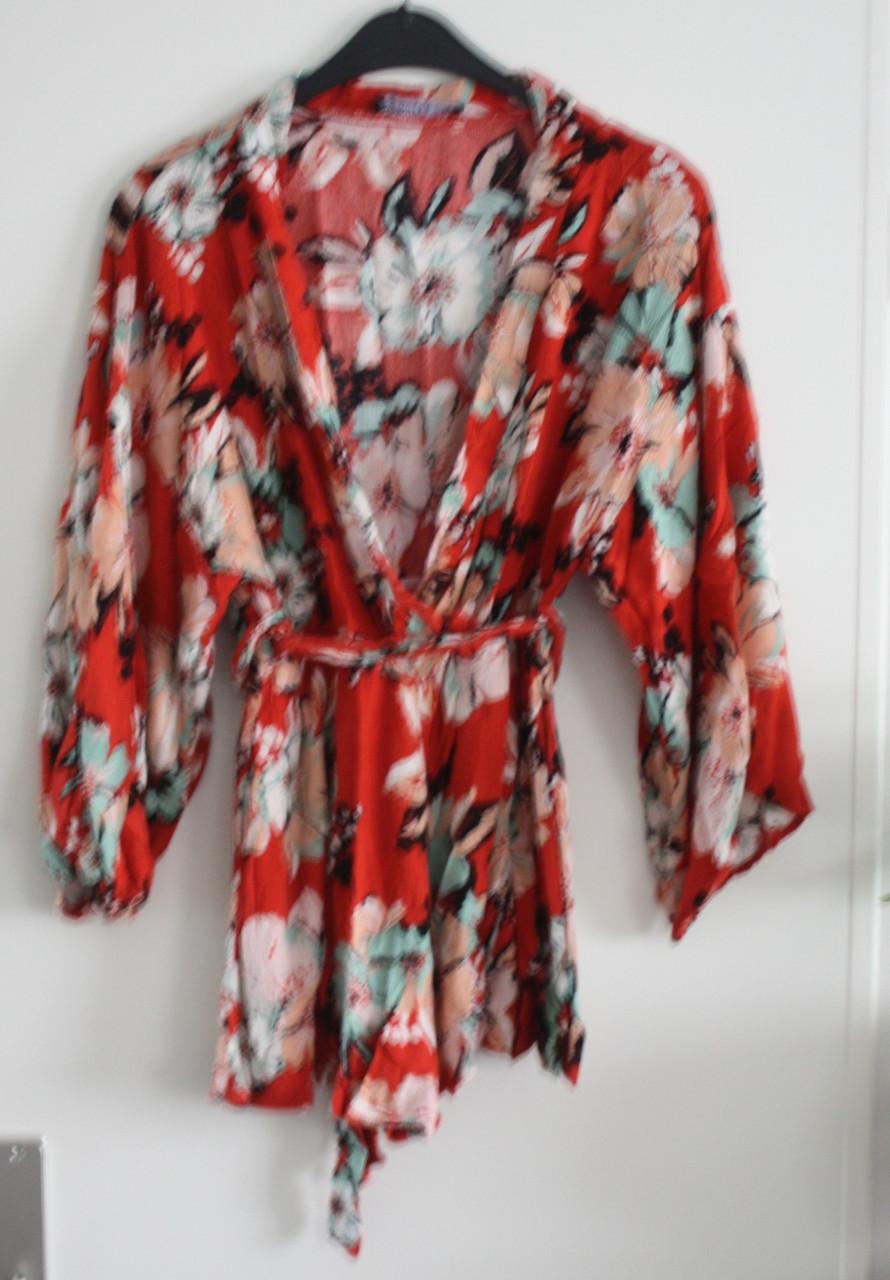 Korte jumpsuit rood met bloemen print  maat s