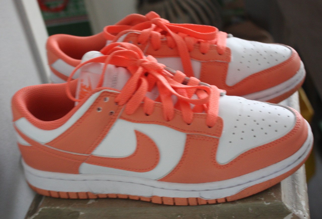 Nike schoen met perzik kleur maat 37,5