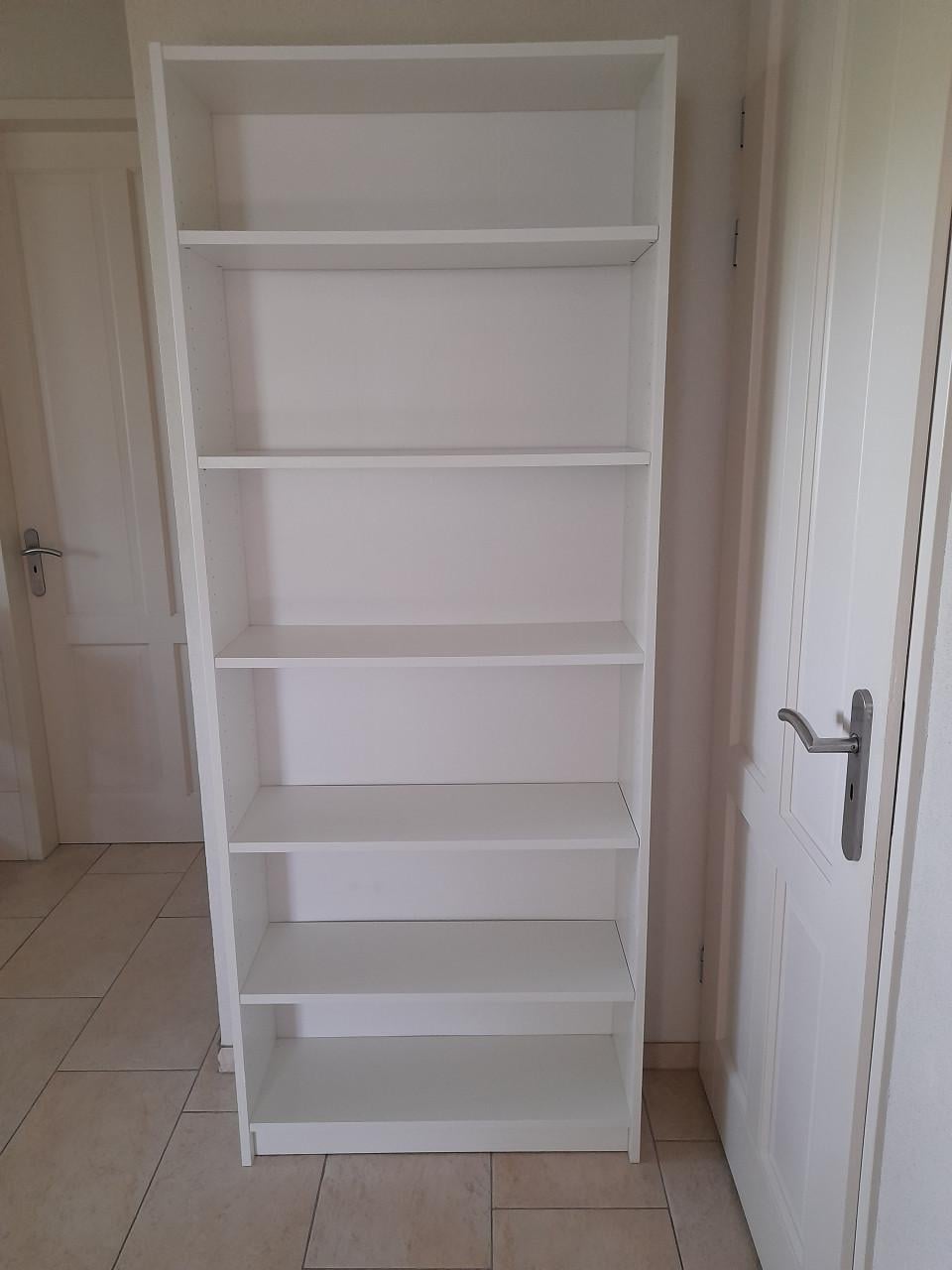 Witte boekenkast  203 x 81 x 29 (in goede staat)