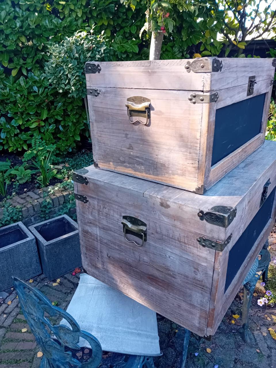 Twee houten voorraadkisten met scharnierdeksel