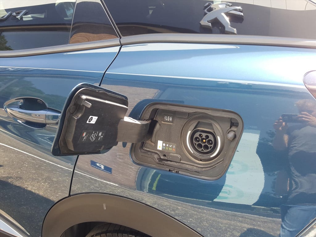 Peugeot 3008 1.6 plug-in hybrid 225pk blue lease allure eat8 automaat navig