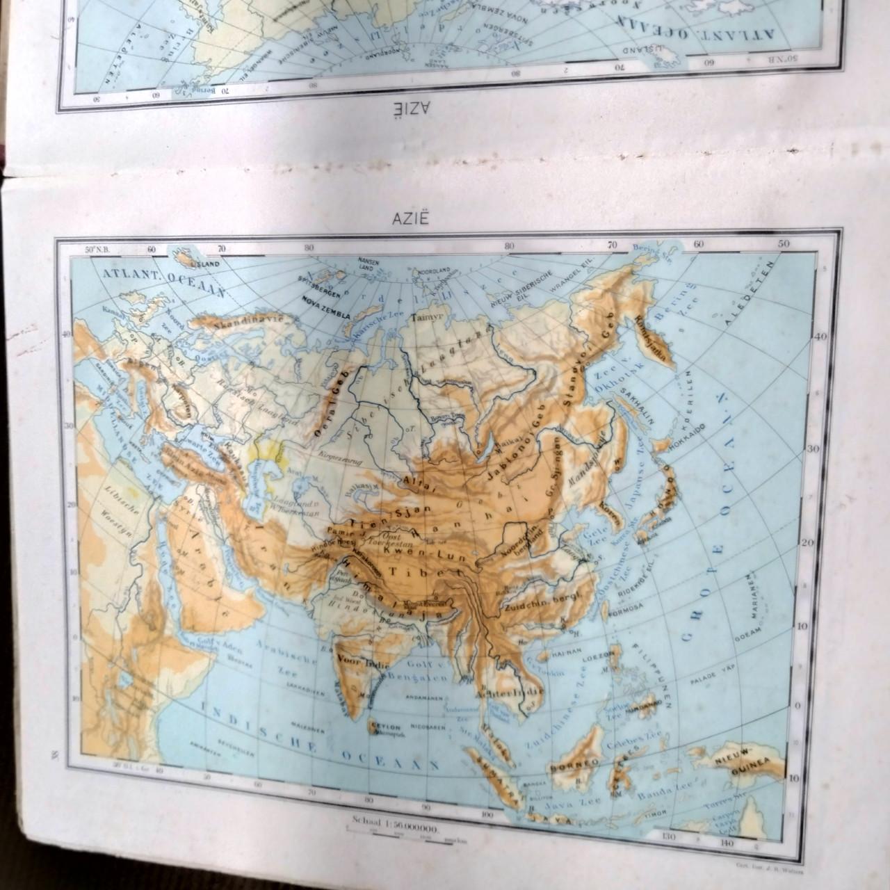 Kleine schoolatlas der gehele aarde.