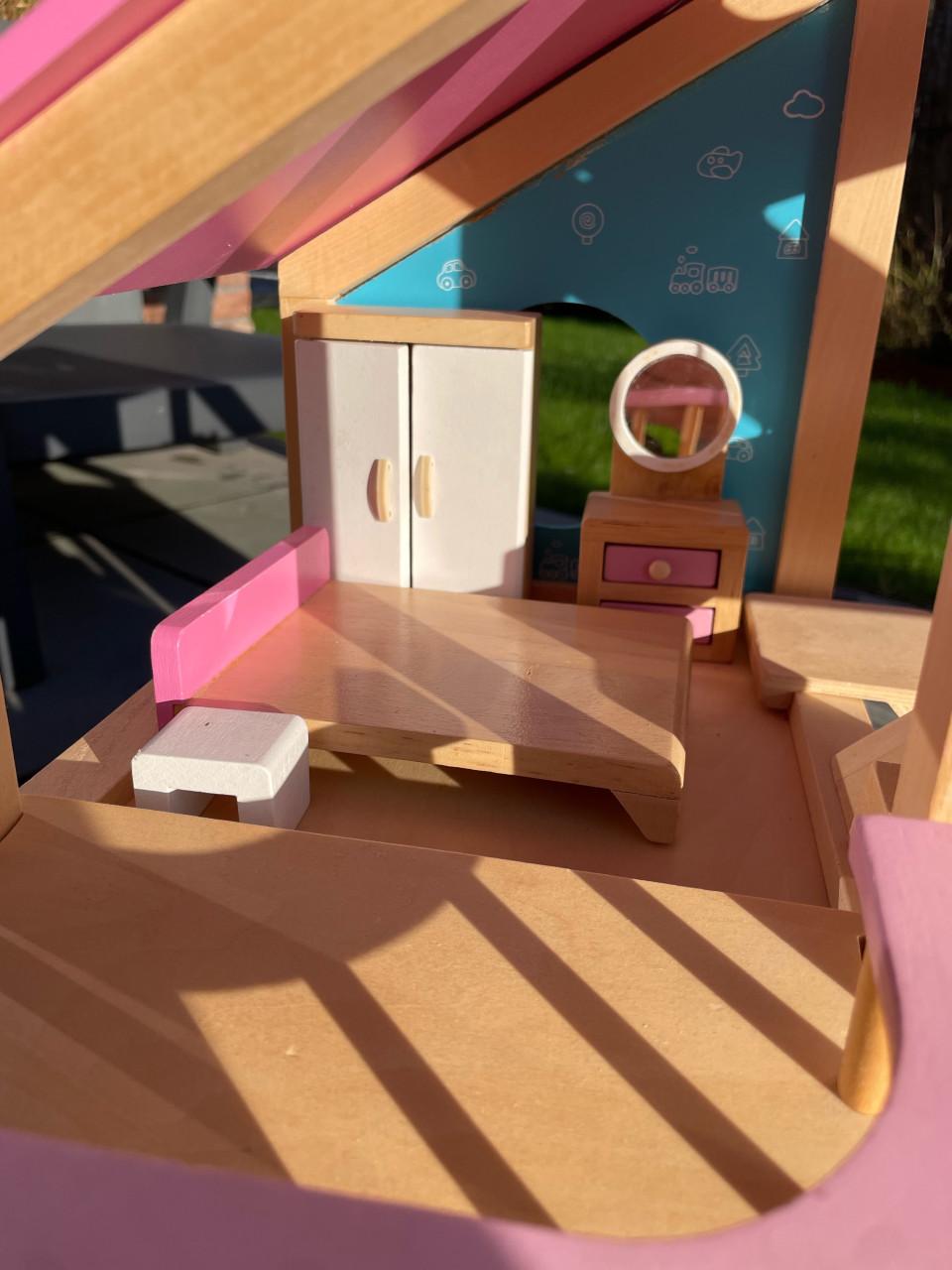 Houten poppenhuis met meubels en 4 poppetjes