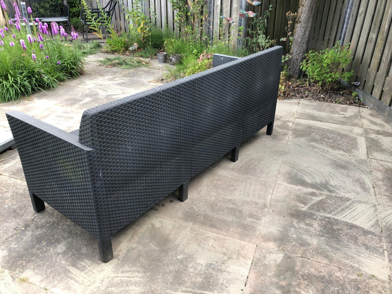 Tuinbank met kussens en tafeltje