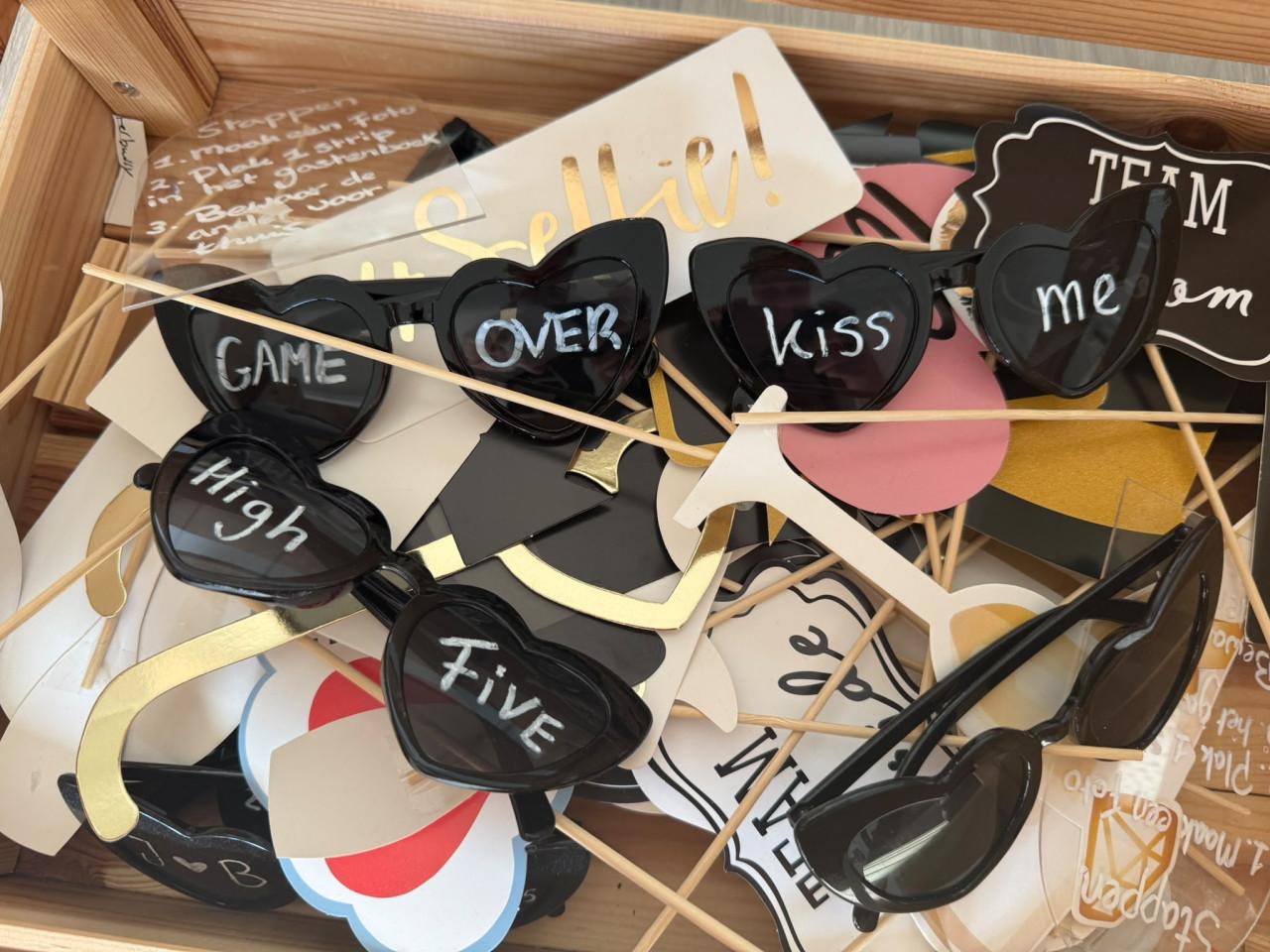Kratje met leuke photobooth props voor bruiloft