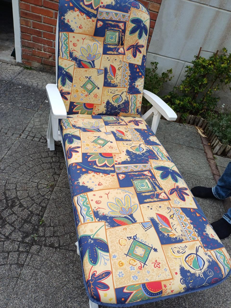 Ligbed met extra dik kussen