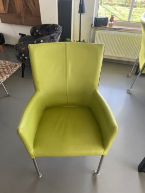 4 stoelen, leren bekleding op aluminium poten met skate wielen