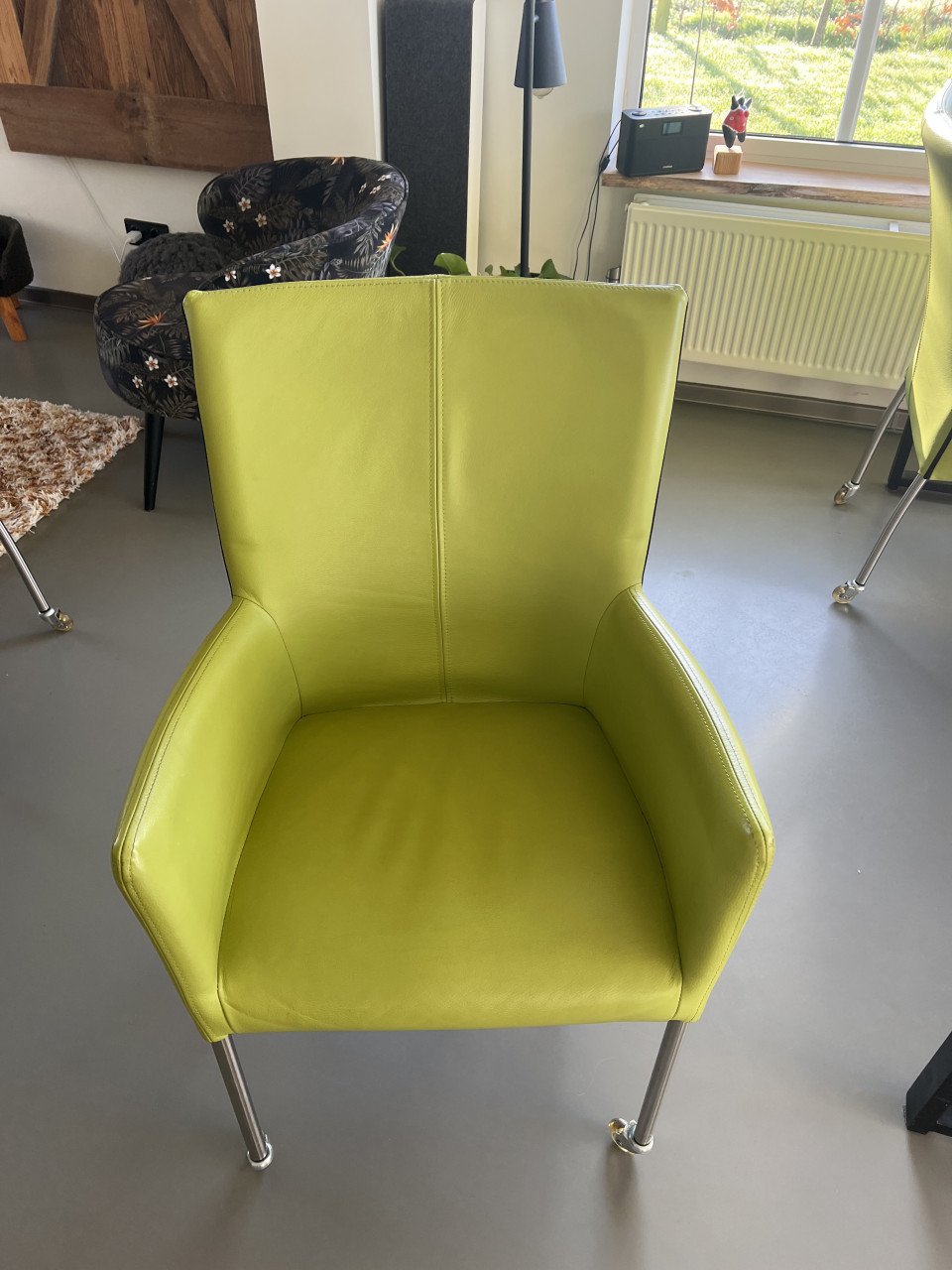 4 stoelen, leren bekleding op aluminium poten met skate wielen