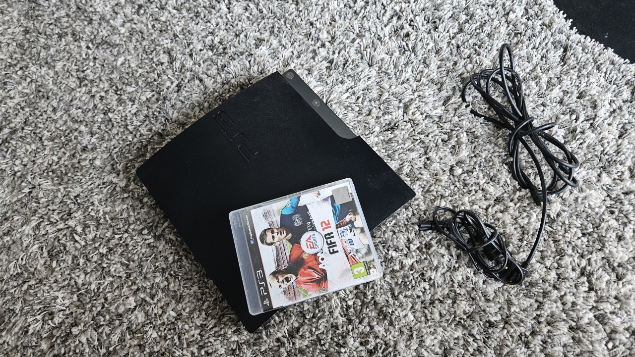 Sony PlayStation 3 Slim 250GB + FIFA 12
