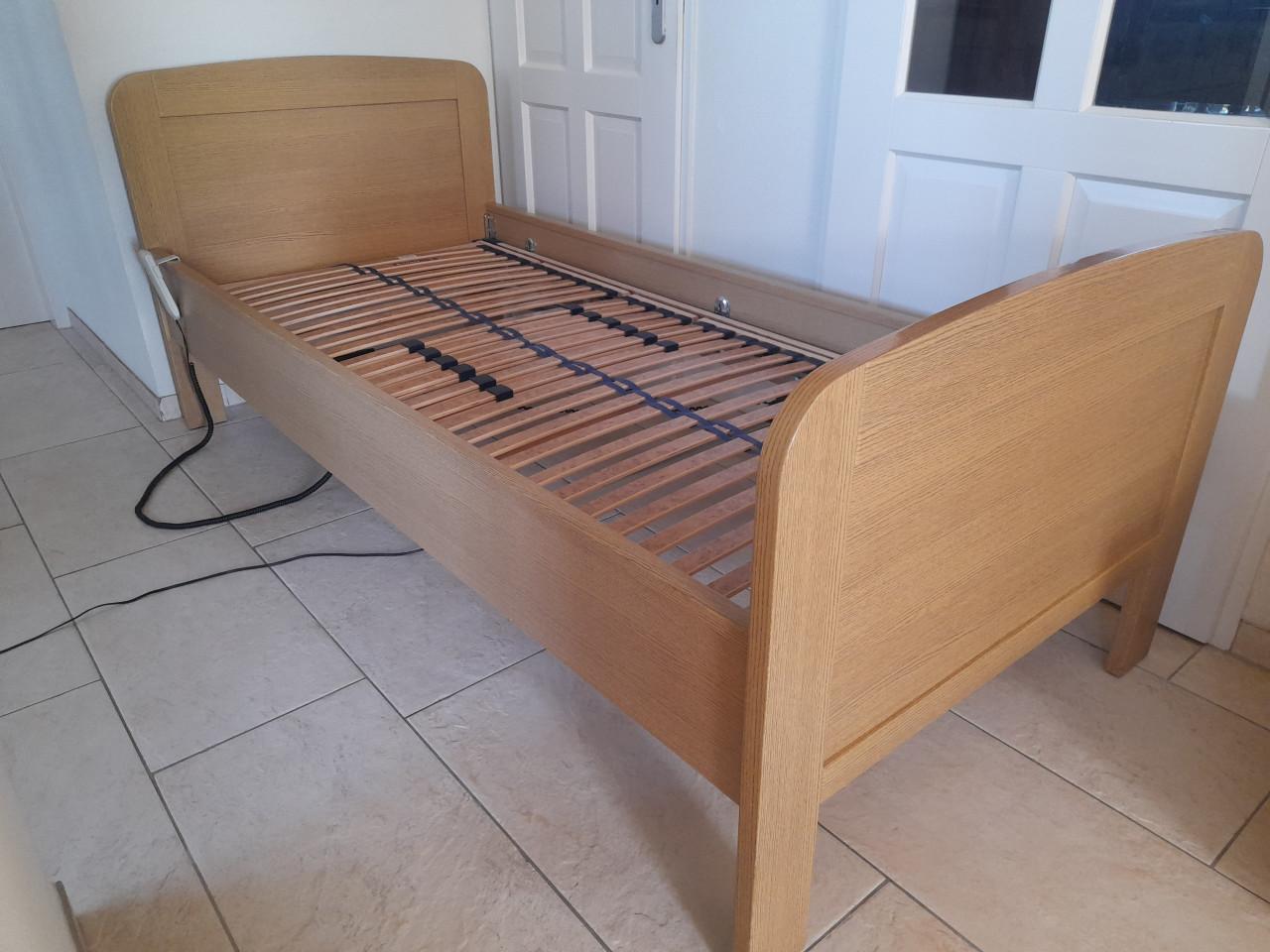 Senioren bed met elektrisch verstelbare lattenbodem 90 x 200( in goede st.)