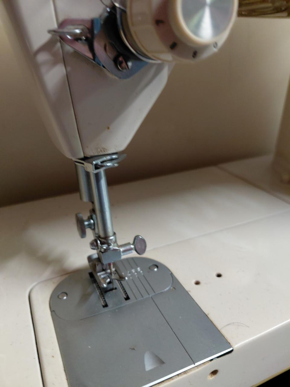 COMPLETE WITTE ANTIEKE SINGER NAAIMACHINE TYPE 722