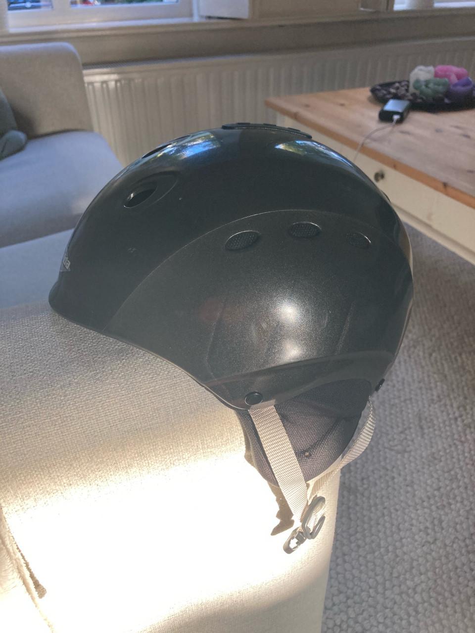 Ski-/snowboardhelm