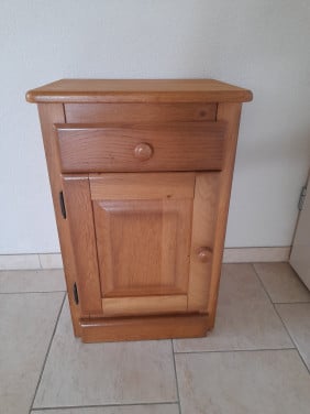 Nachtkastje 32 x 44 x 66H ( in goede staat )