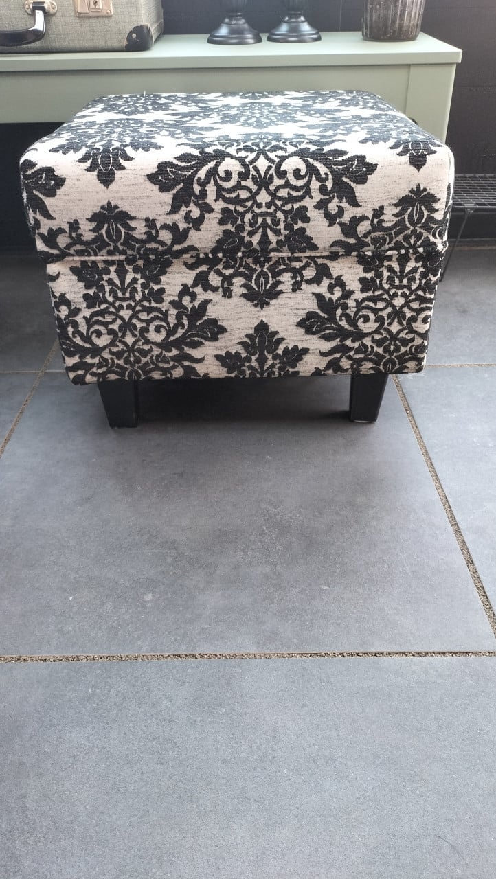 Oor fauteuils zwart/grijs met bijpassende hocker