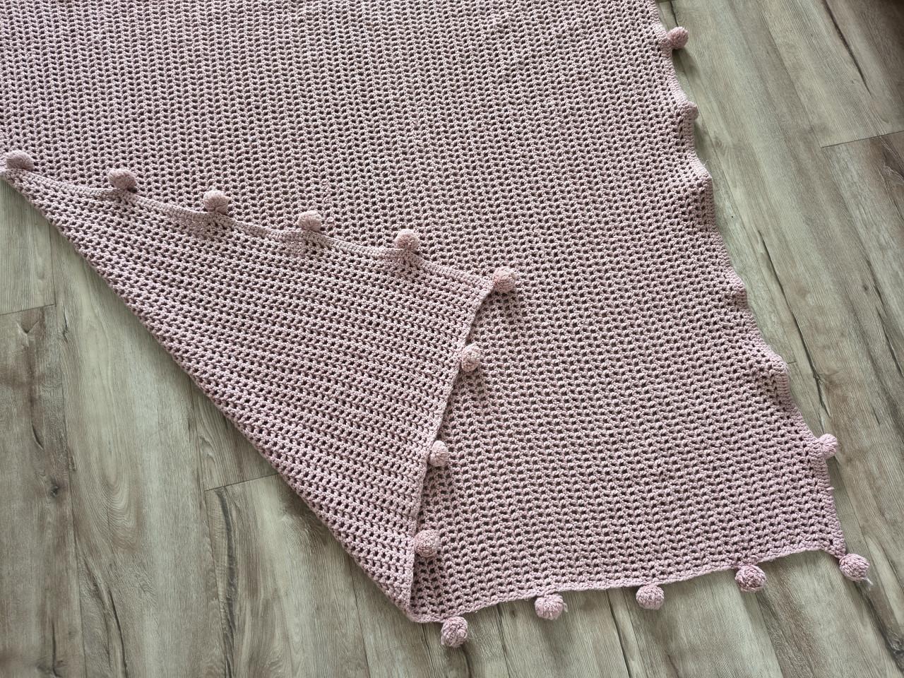 Prachtige handgemaakte oudroze deken met bolletjes, 120x130.