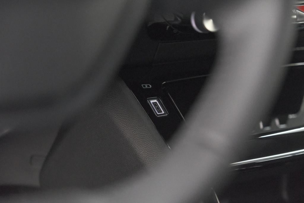 Peugeot E-2008 ev allure 54 kwh | 11 kw lader | warmtepomp | apple carplay 
