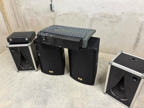12 kanaals powermixer met 2 boxen