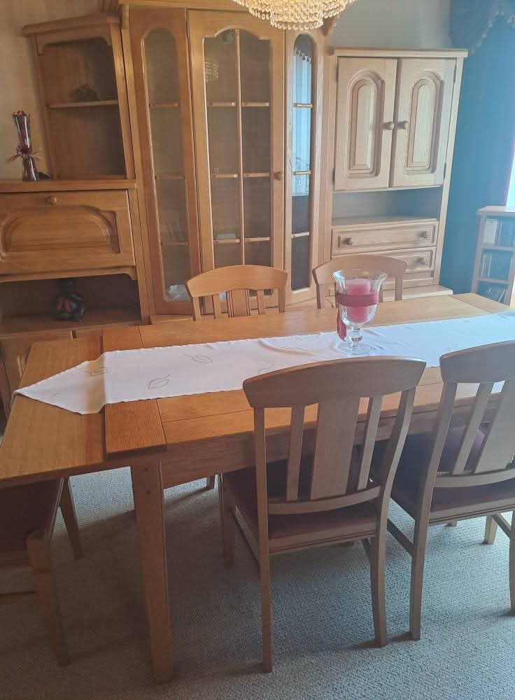 Eettafel met stoelen