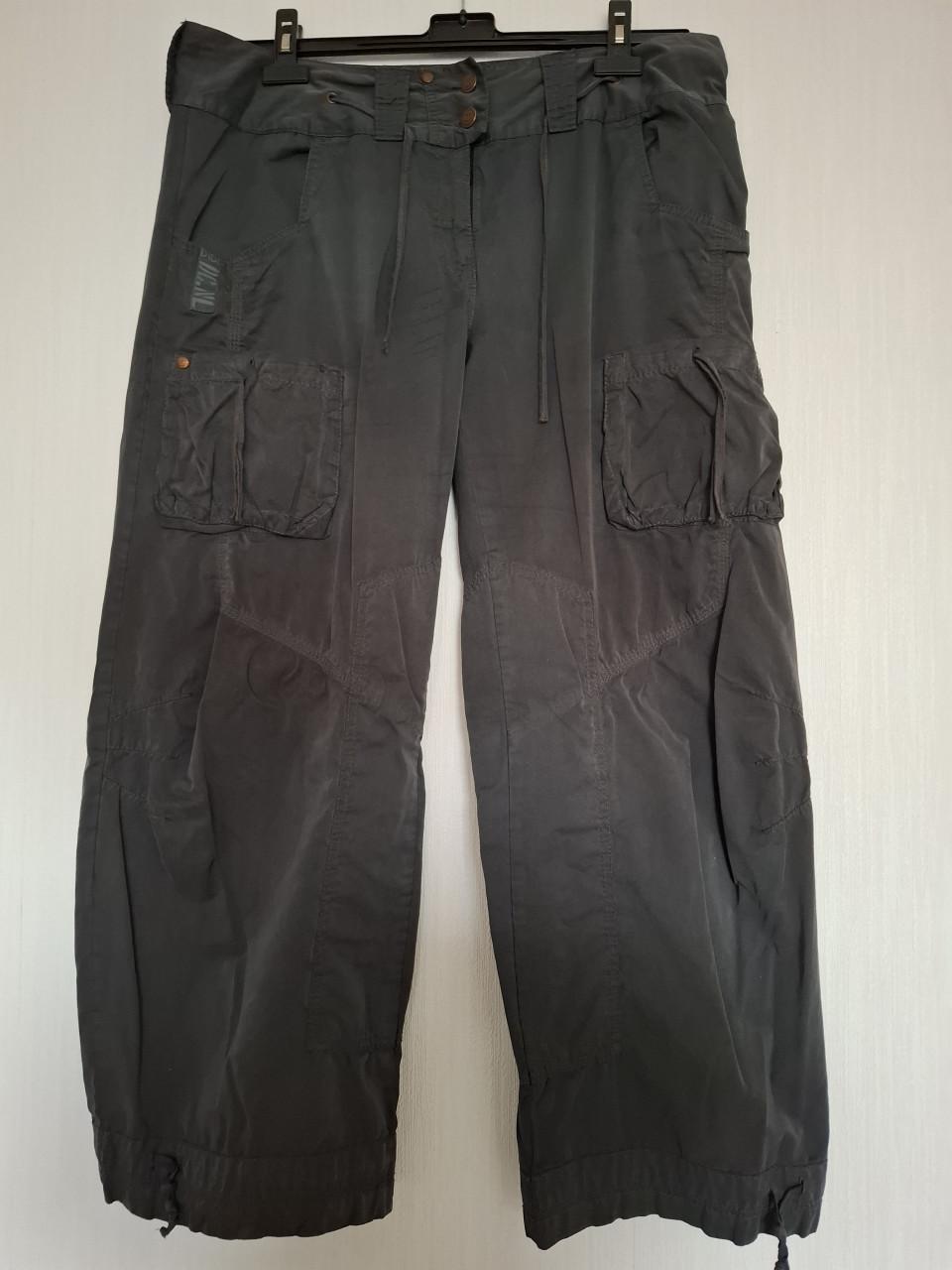 Didi broek met extra zakken en strikdetails. Grijszwart. Maat 44.