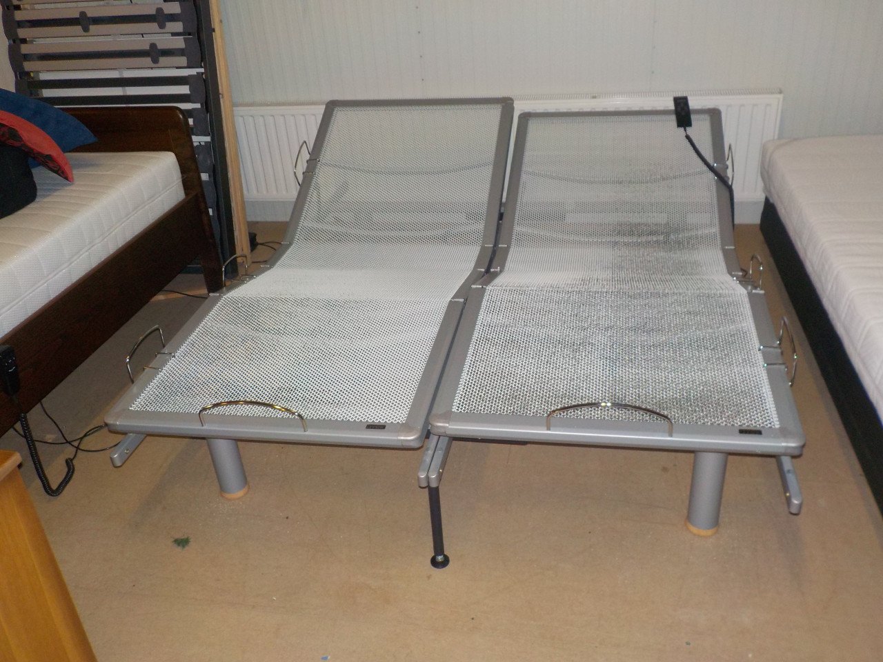 2 elektrische spiralen van AVEK op poten in vrijwel nieuw staat 80 x 200 cm