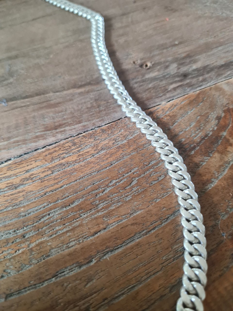 Een zilvere handgemaakte gourmet/Cuban ketting.