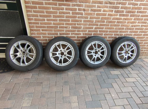 A246 set Mercedes velgen met winterbanden Michelin Alpine 205/55 R16