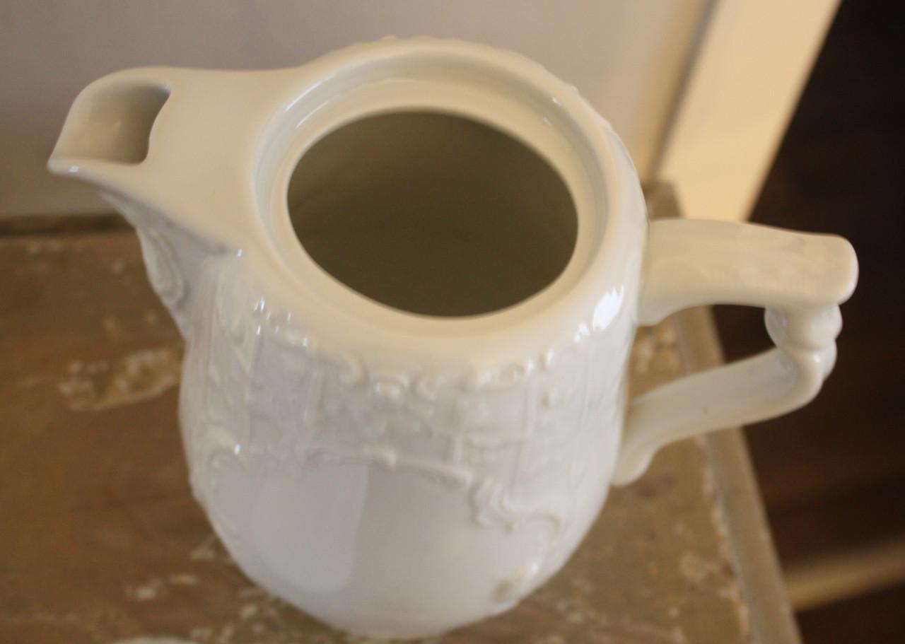 Mooie witte bewerkte koffie potje