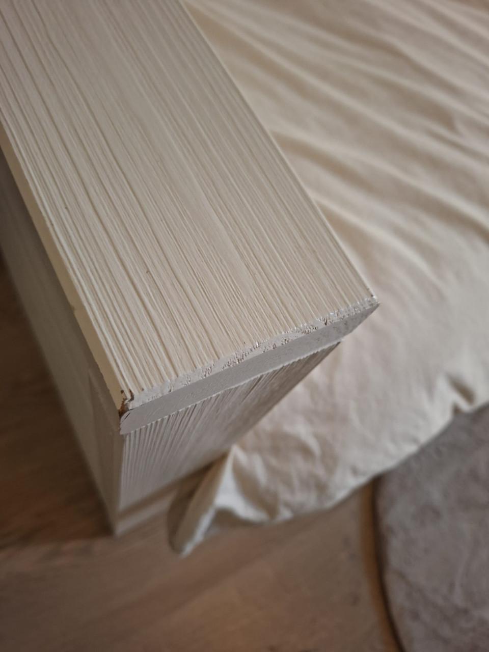 Bed met rand en bijbehorend nachtkastje