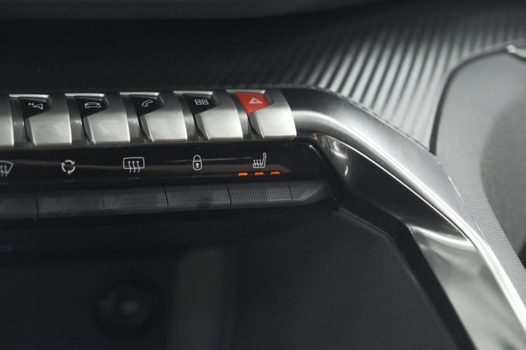 Peugeot 5008 puretech 130 eat8 active pack | 7 zitplaatsen | camera | apple