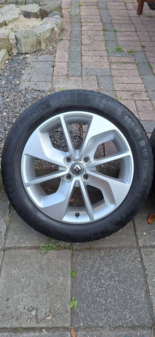 Originele 16'' Renault Clio velgen + A merk zomerbanden