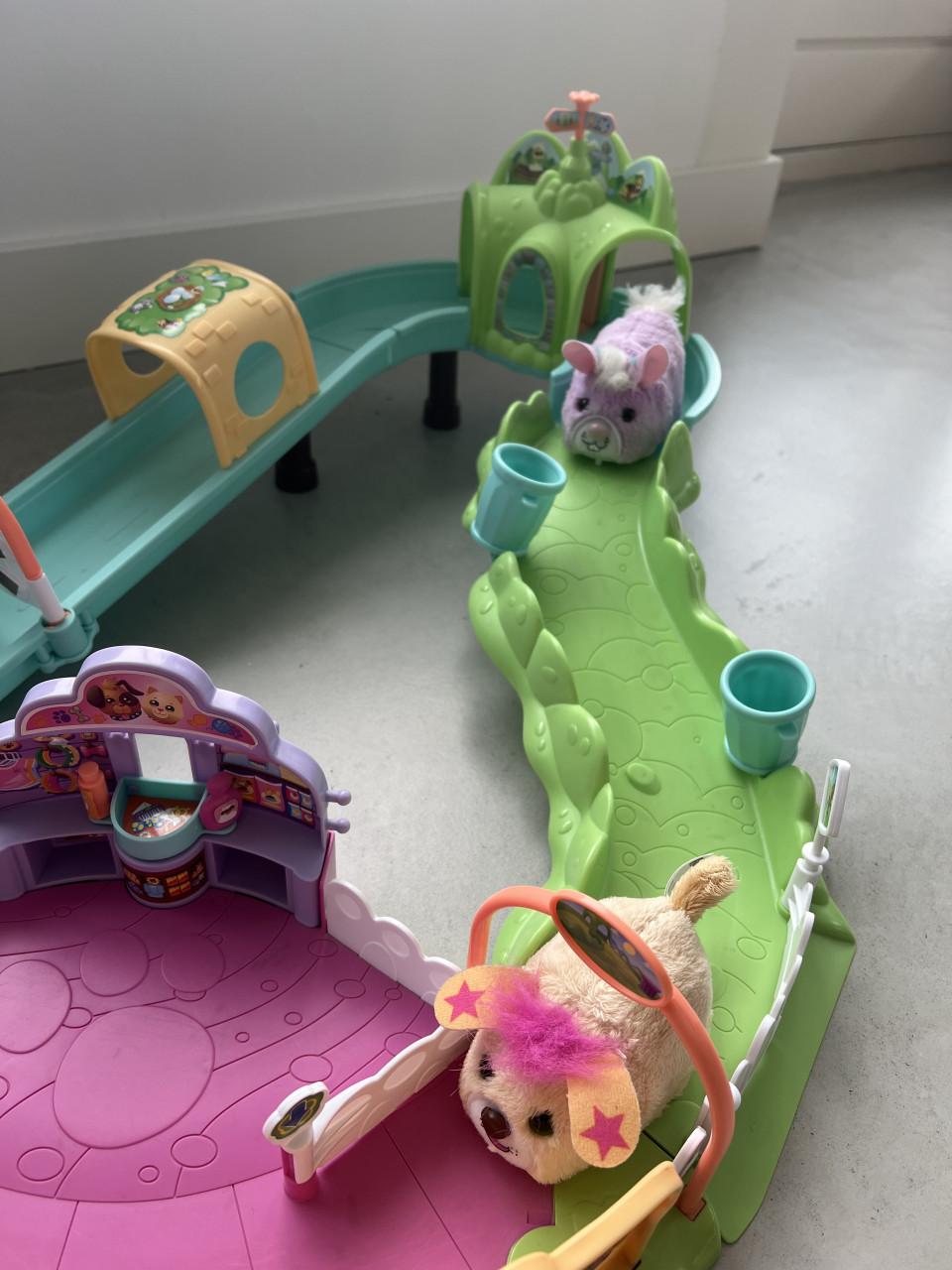 Te koop: Hasbro Furry Fernzies speelstad + Accesoires