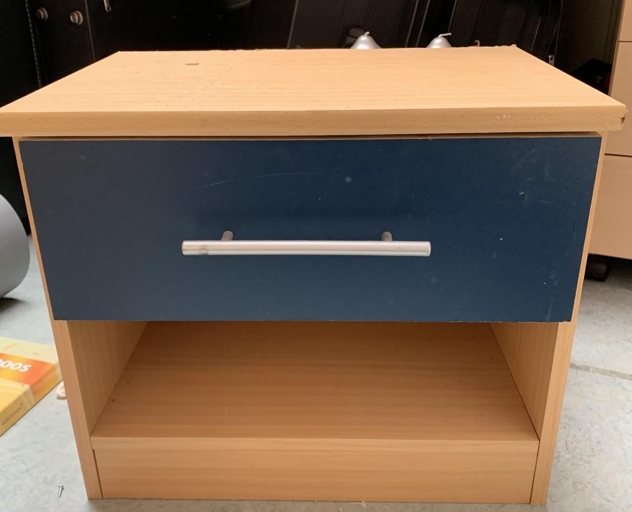 Bed met nachtkastje