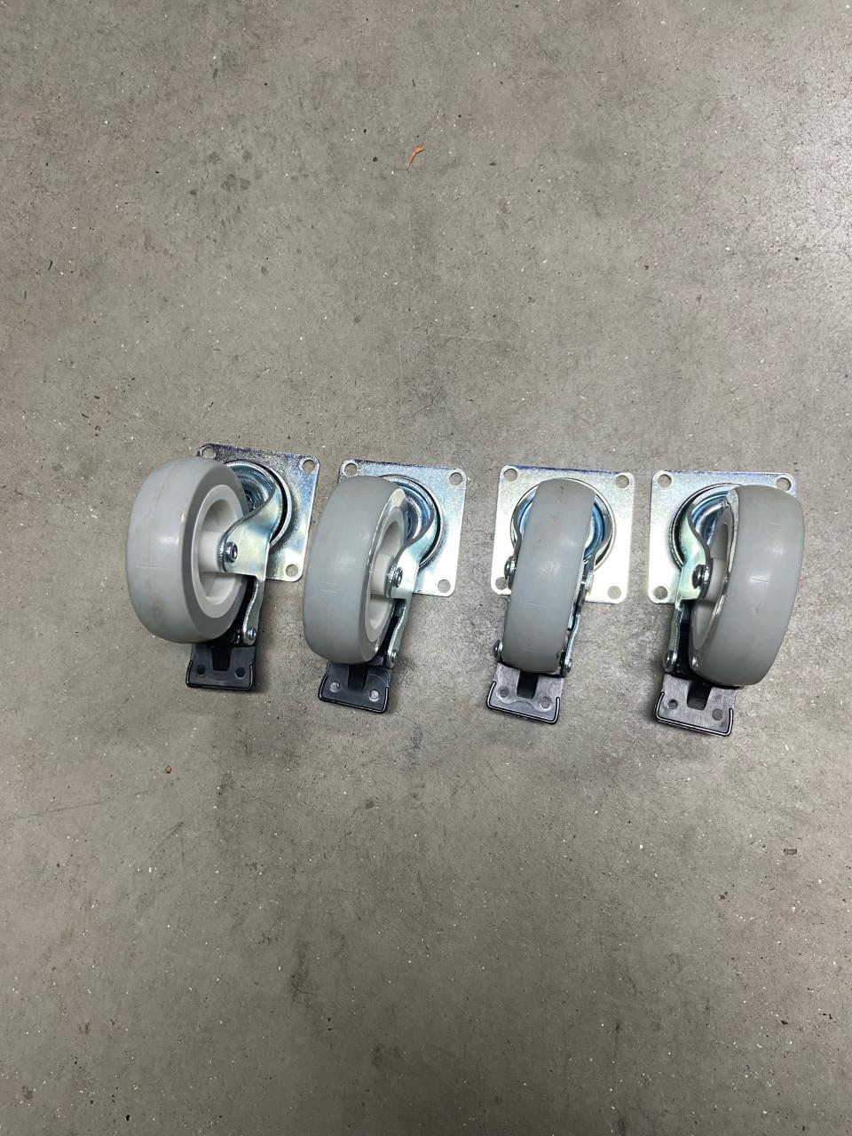 4 nieuwe geremde zwenkwielen