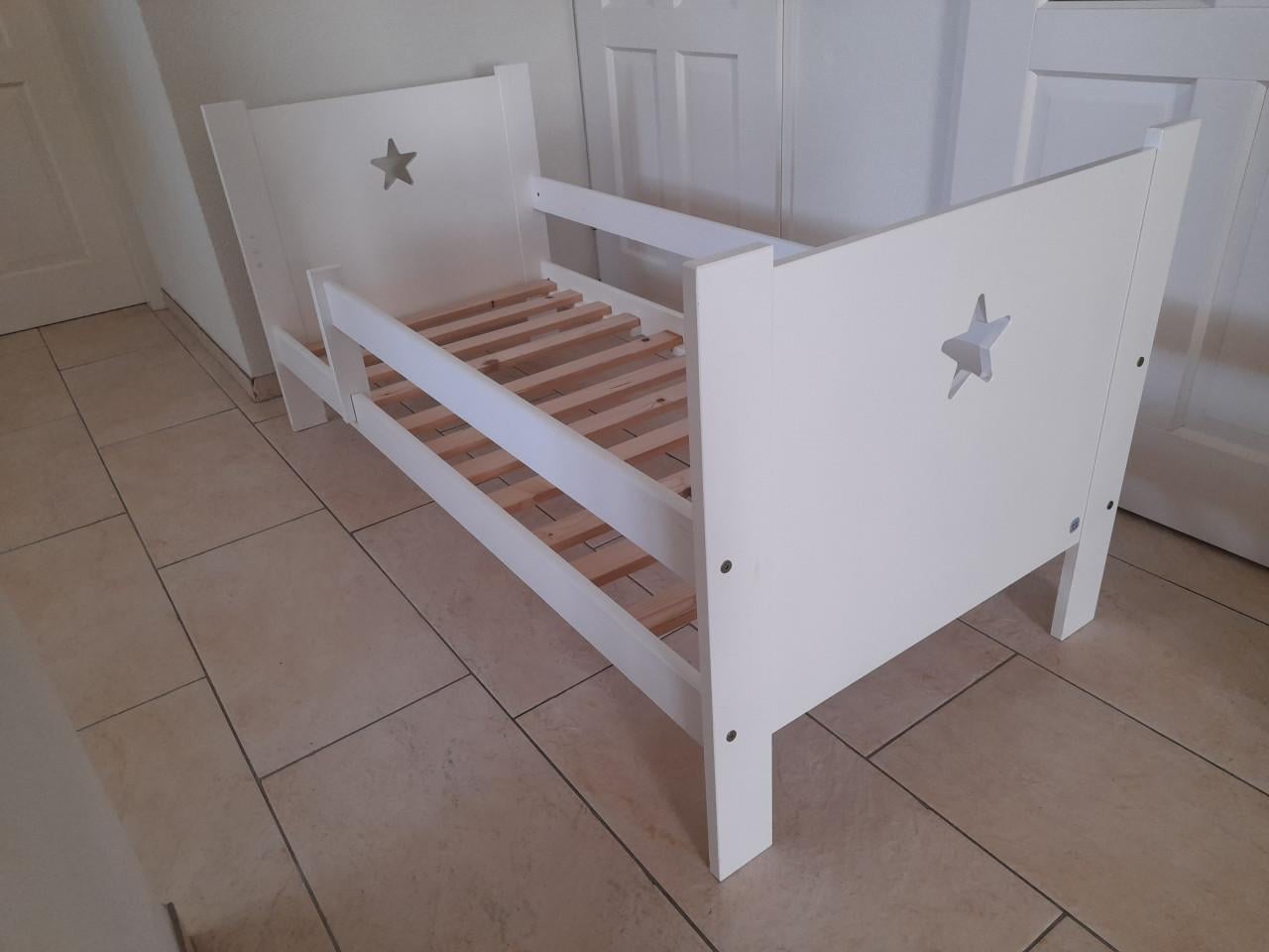 Peuter bed  met lade en met net  matras (in goede nette staat ) 70 x 160