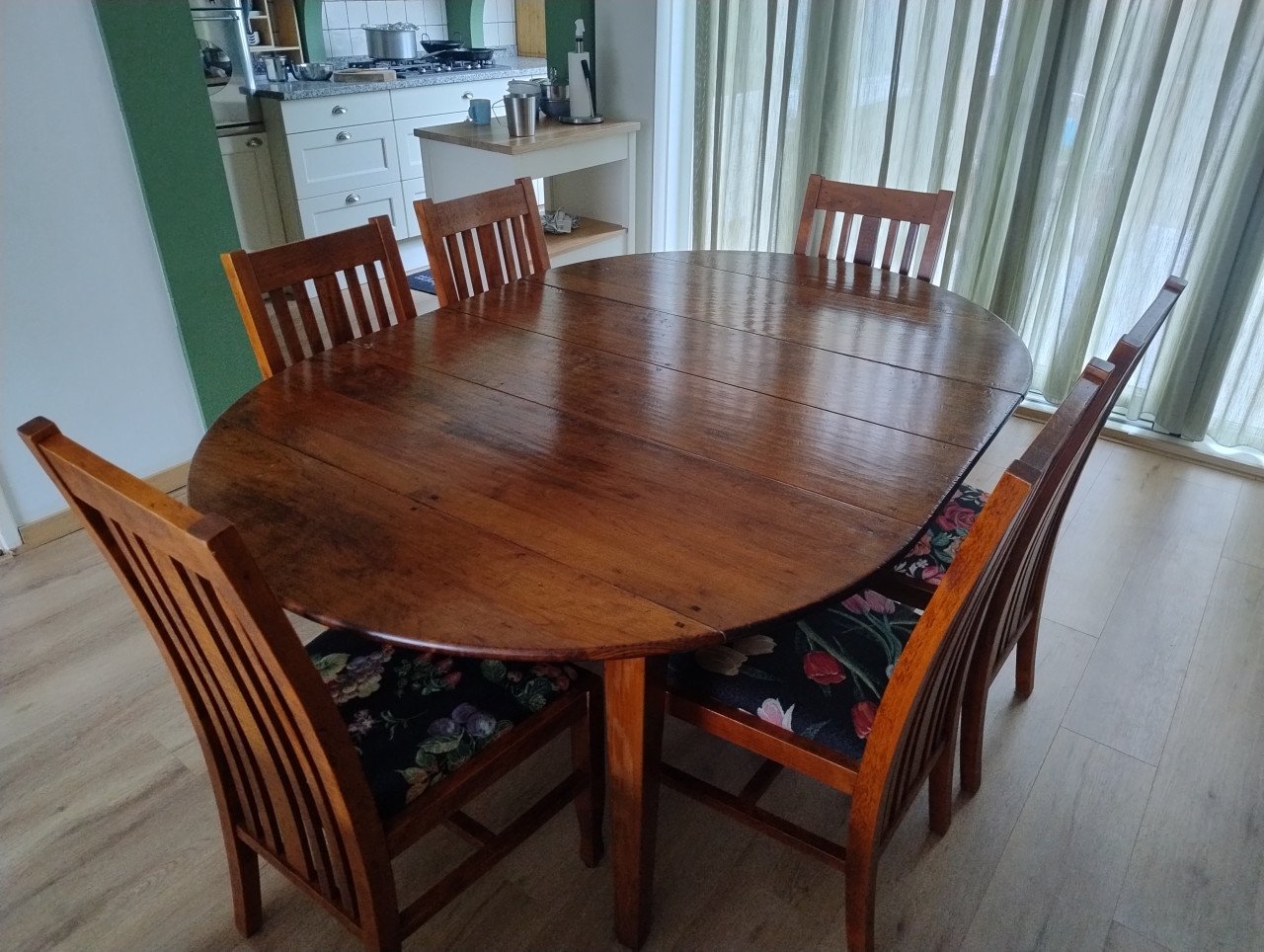 Ideal Dining table 120cm round, extendable to 175 & 220cm with 8 chairs