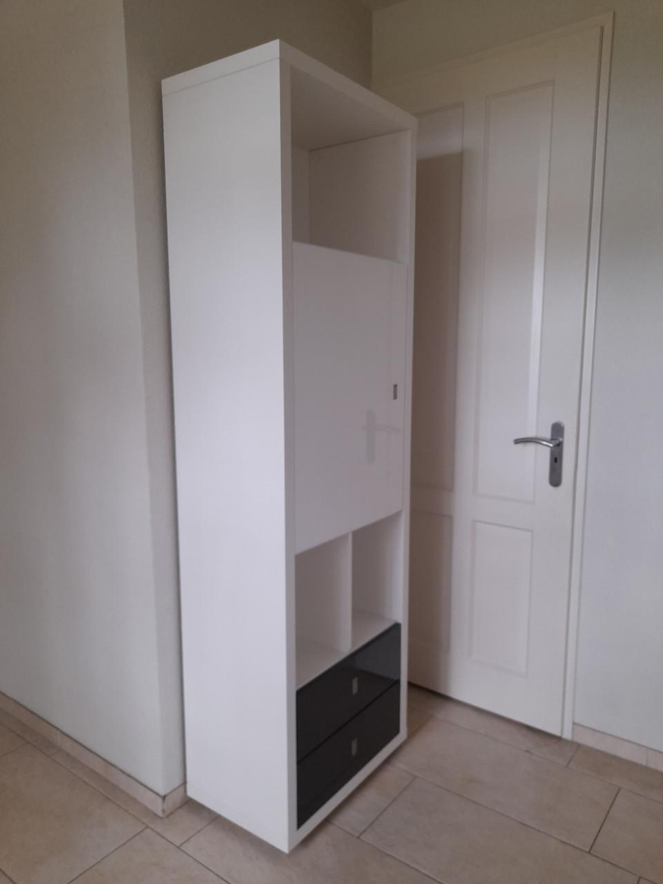 Prachtige XOOON kast 40 x 65 x 208 ( in goede nette staat)