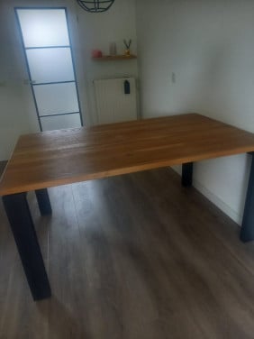 Mooie eettafel met massief teakhouten blad en zwart metalen poten