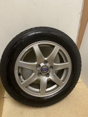4 lichtmetalen velgen 16 inch met winterbanden volvo