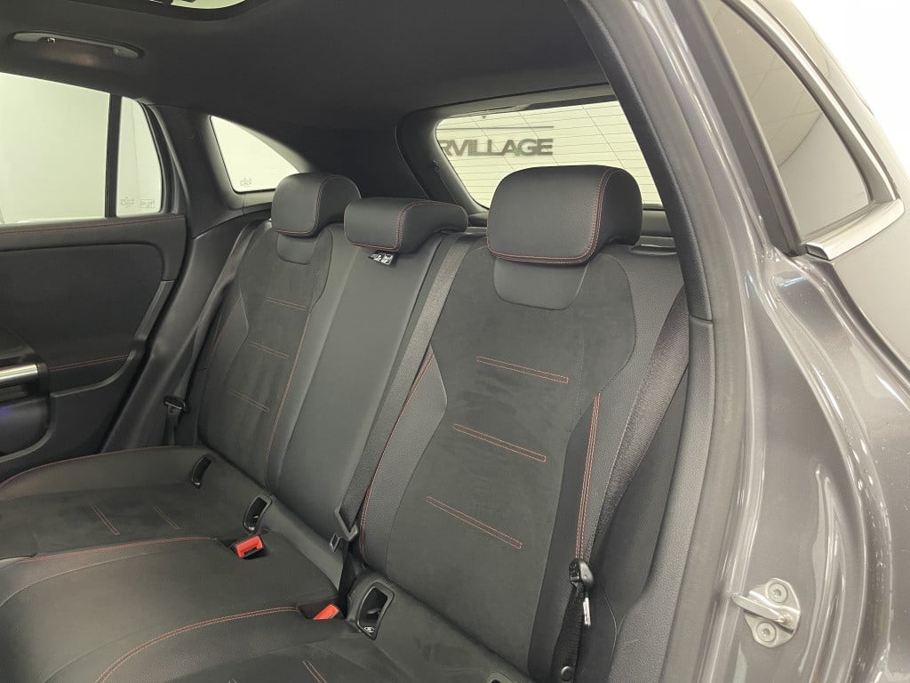 Mercedes-Benz Gla-klasse 250e amg line | trekhaak | panoramadak | 360 camer