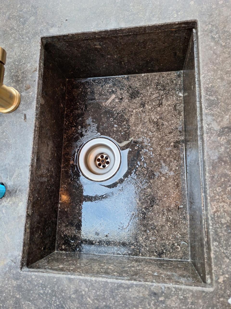 Hardstenen keukenblad MOET WEG