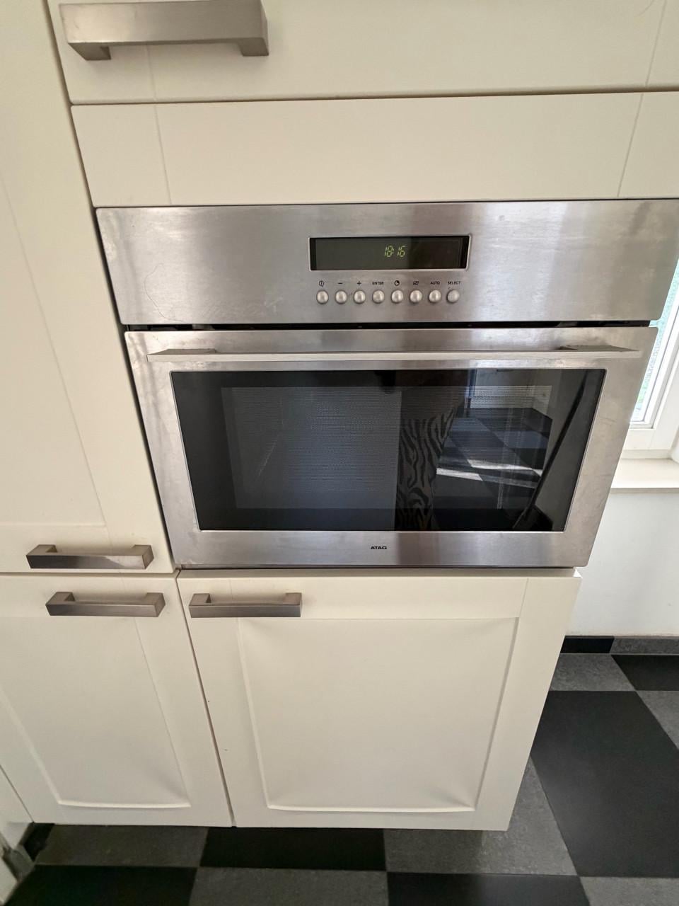 Kastenwand met magnetron