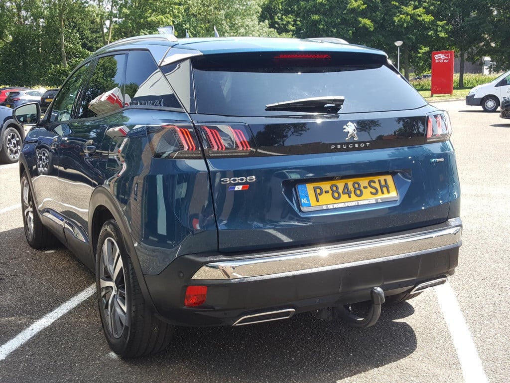 Peugeot 3008 1.6 plug-in hybrid 225pk blue lease allure eat8 automaat navig
