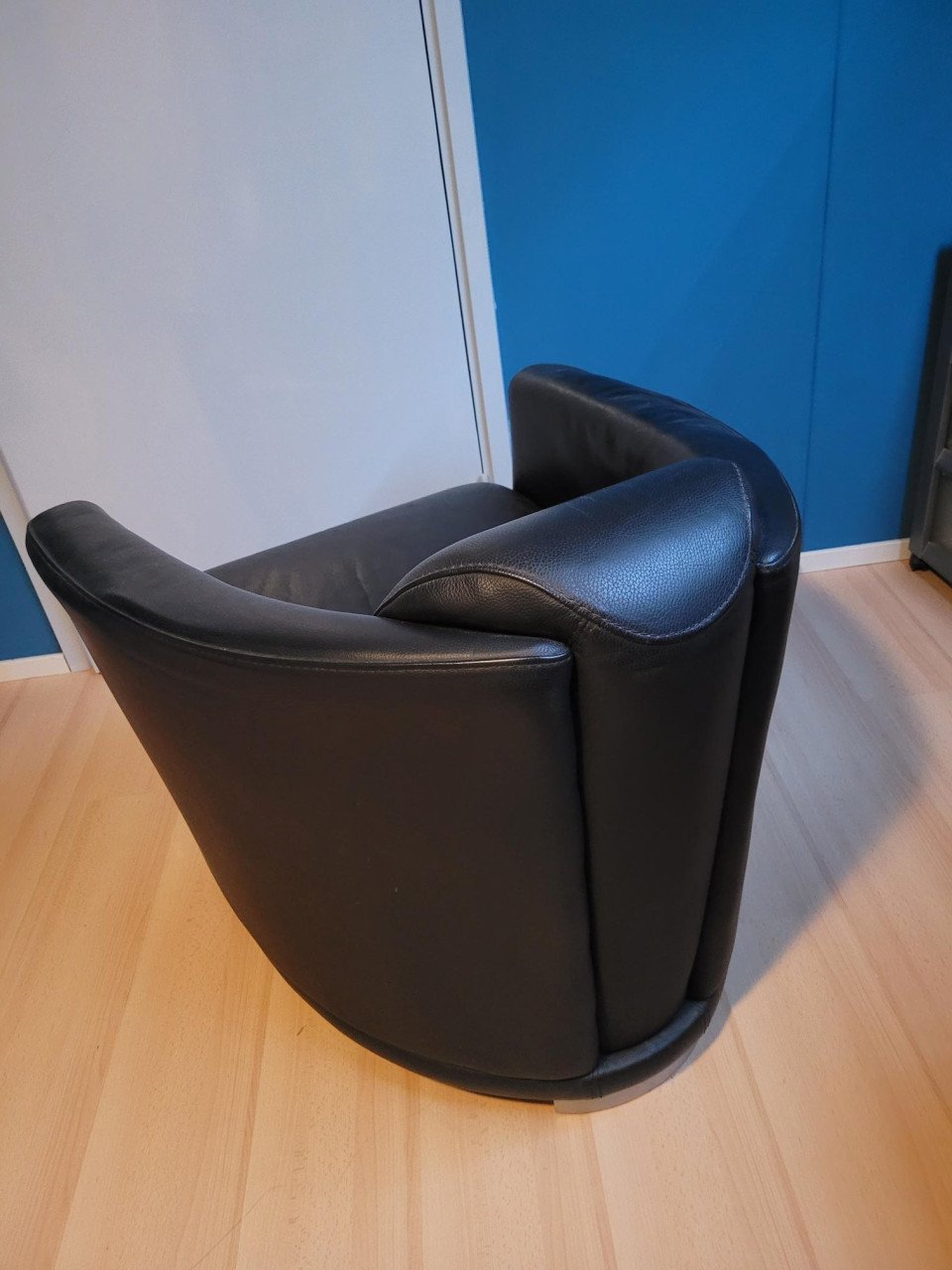 Twee Design fauteuils Enzo Luca Zwart met poef