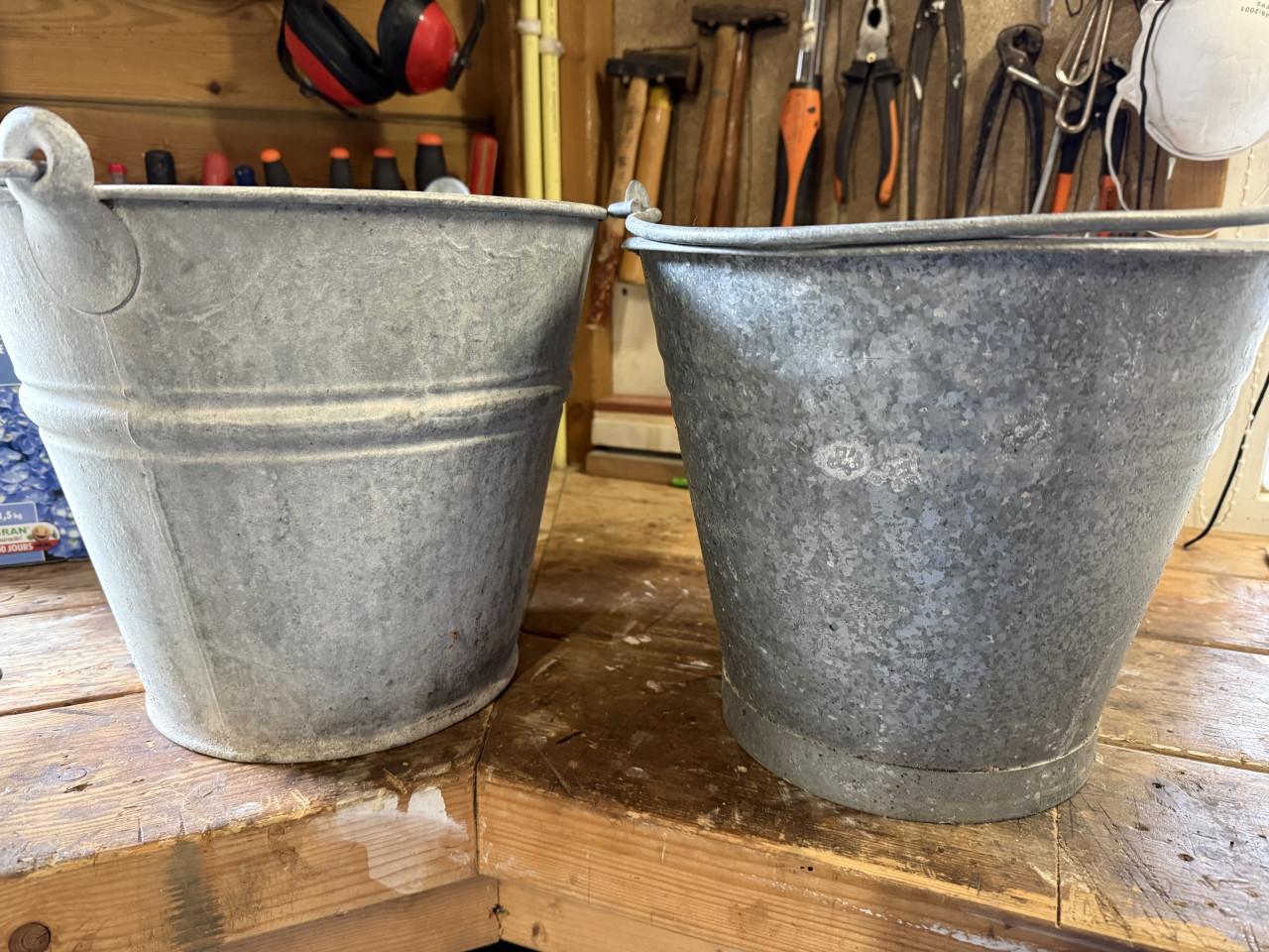 Twee zinken emmers