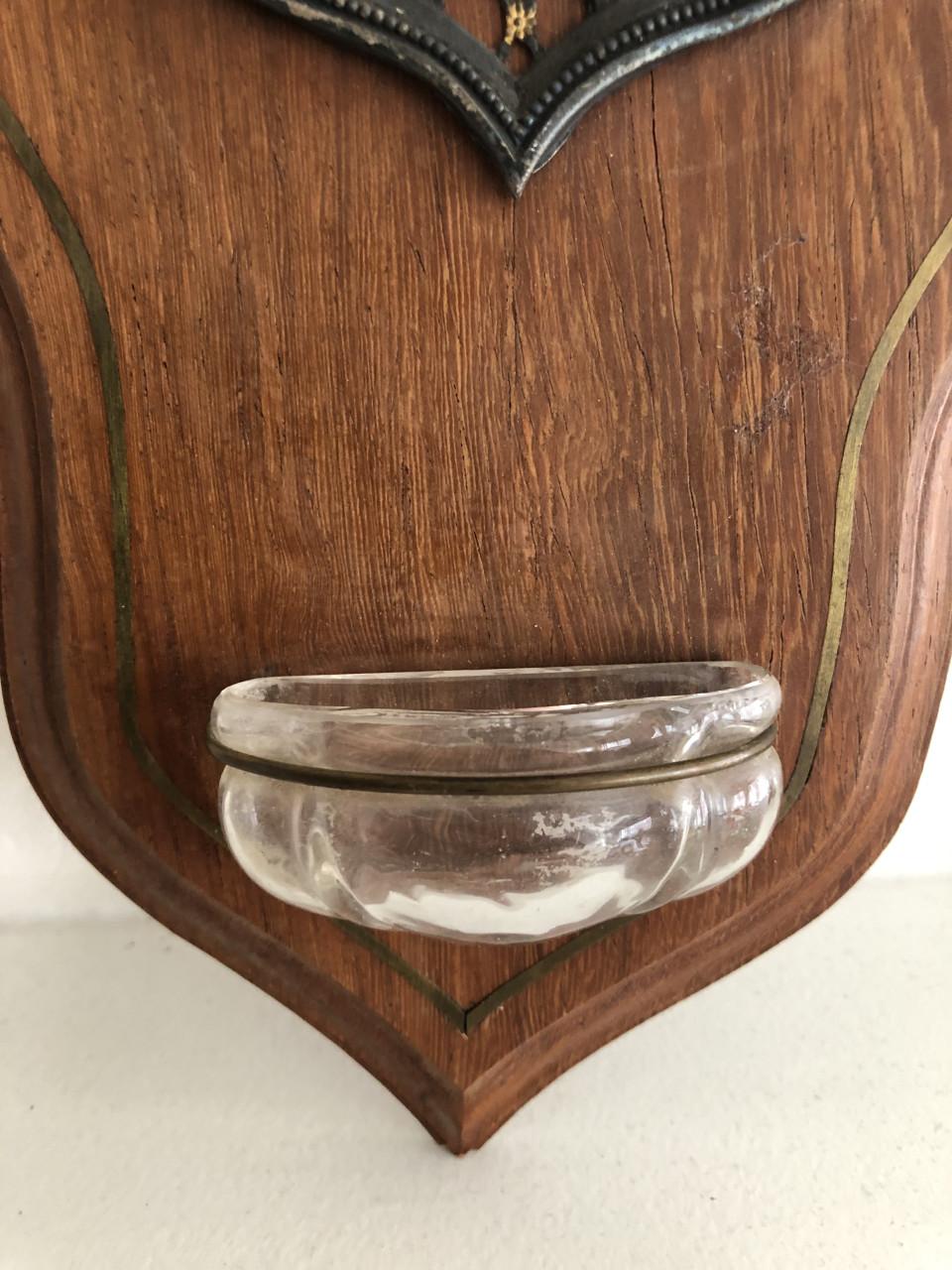 Mooi gedetailleerd brocante wijwaterbakje op houten plaatje