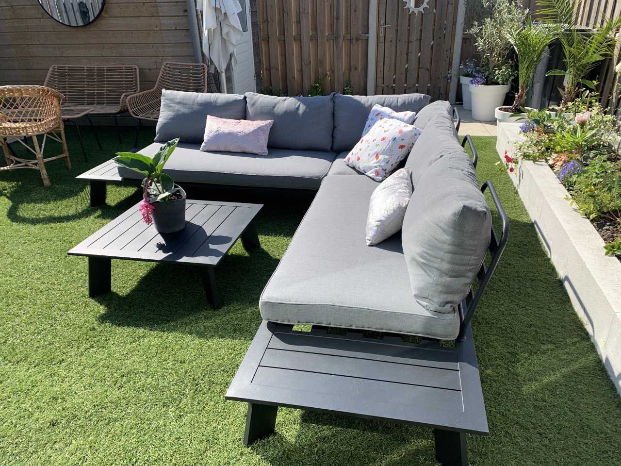 Loungeset zwart aluminium, met grijze kussens en tafel.