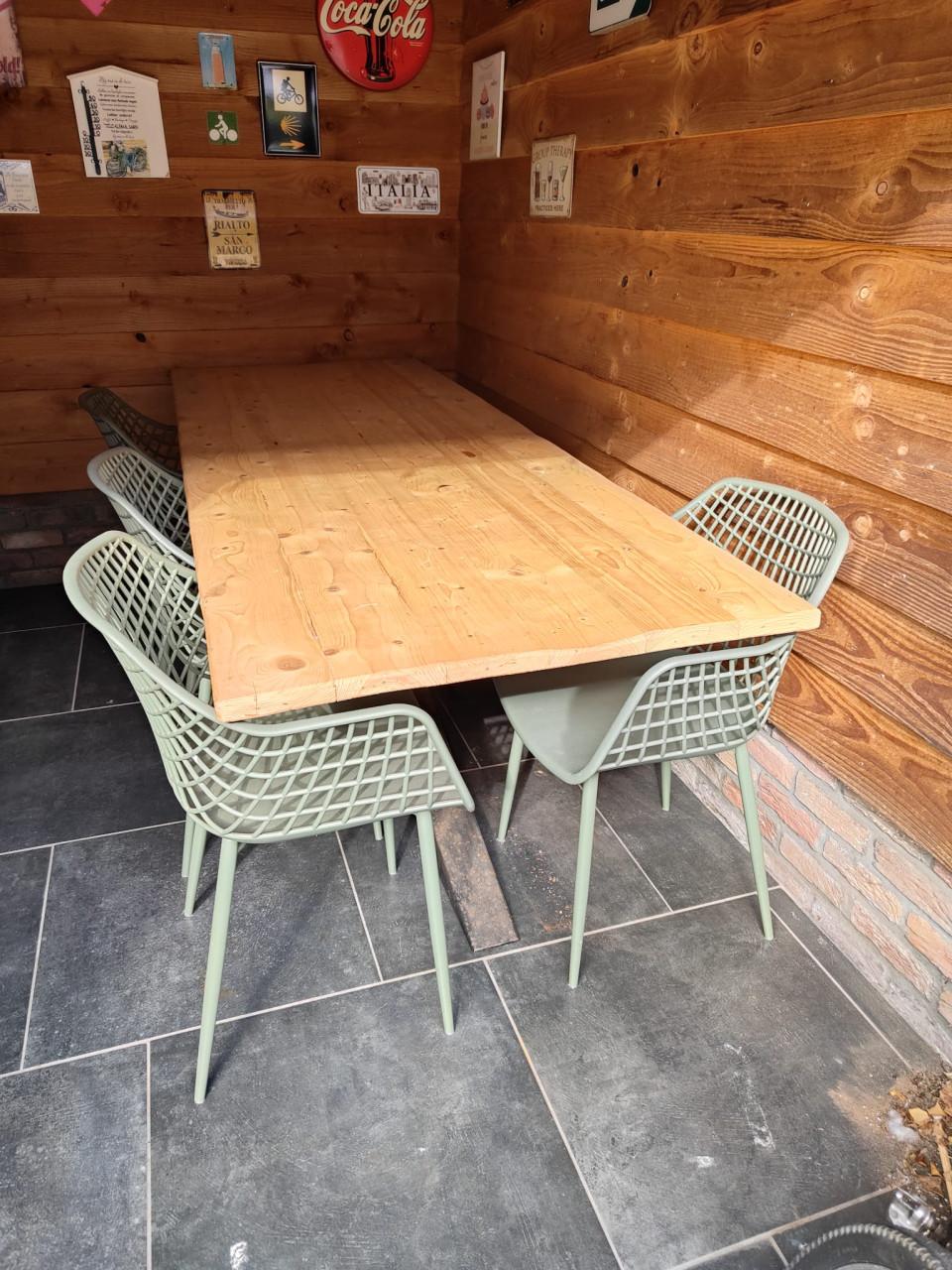Mooie industriële tuintafel