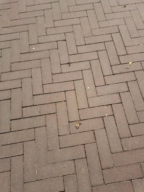 Gratis af te halen 105 stuks rode stenen van 6,5 x 20,5 cm